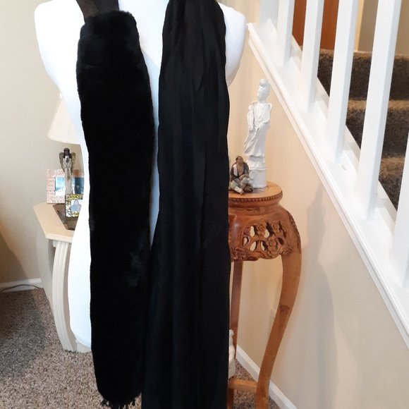 Cute 2 in 1 Scarf Black w/ Faux Fur EUC - Picture 5 of 14